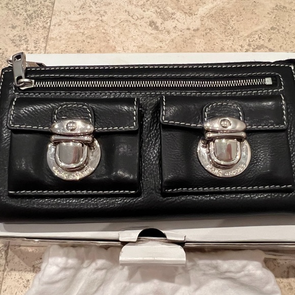 Marc Jacobs Handbags - New Marc Jacobs Black Leather Wallet with Silver Hardware